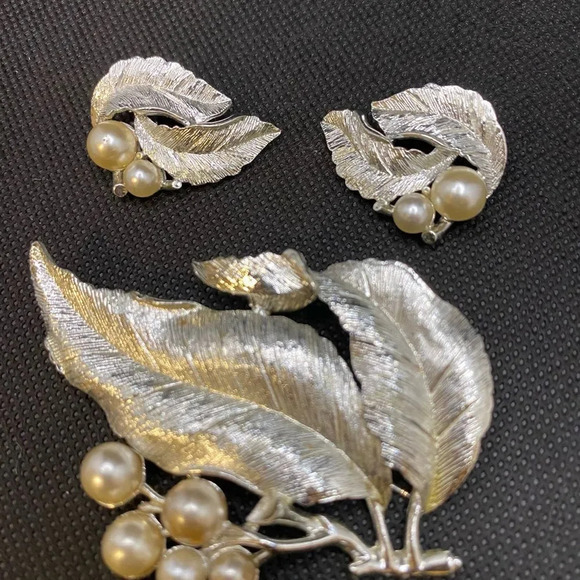 Sterling silver and faux pearl brooch and earring set - Picture 1 of 4
